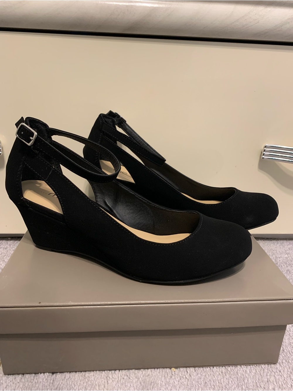 NEW Me Too Black Suede Rounded Toe Side Cutout Wedge Heel w/ Ankle Strap Sz 8W